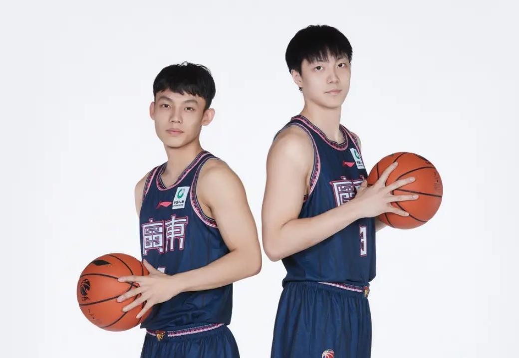 福建男篮客场19分逆转广东队，这场球打完真是让人大跌眼镜，广东队一下子就把常规赛