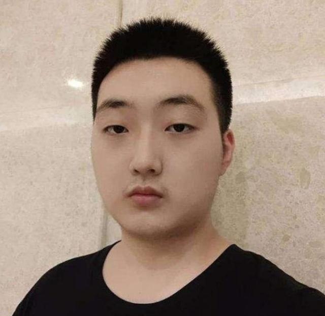 山东高考状元孟令昊，高中三年成绩平平，高考直接逆袭上清华
孟令昊2002年出生在