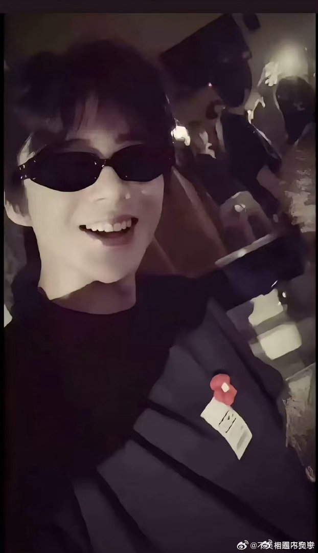 刘宇宁直播回应吃纸花 粉丝问纸花好不好吃，刘宇宁说当然不好吃，粉丝又问那吃没吃，