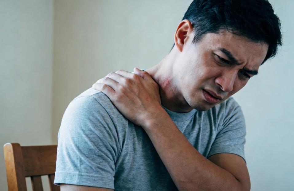 肩颈僵硬酸痛发凉？中医建议：先排查2类寒湿再养护



不少人都有这样的小困扰—