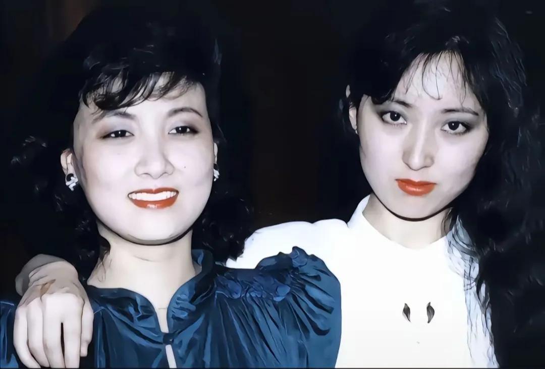 这是22岁陈晓旭和30岁邓婕的合照。
邓婕个子太矮，155左右，离王熙凤的鹤立鸡