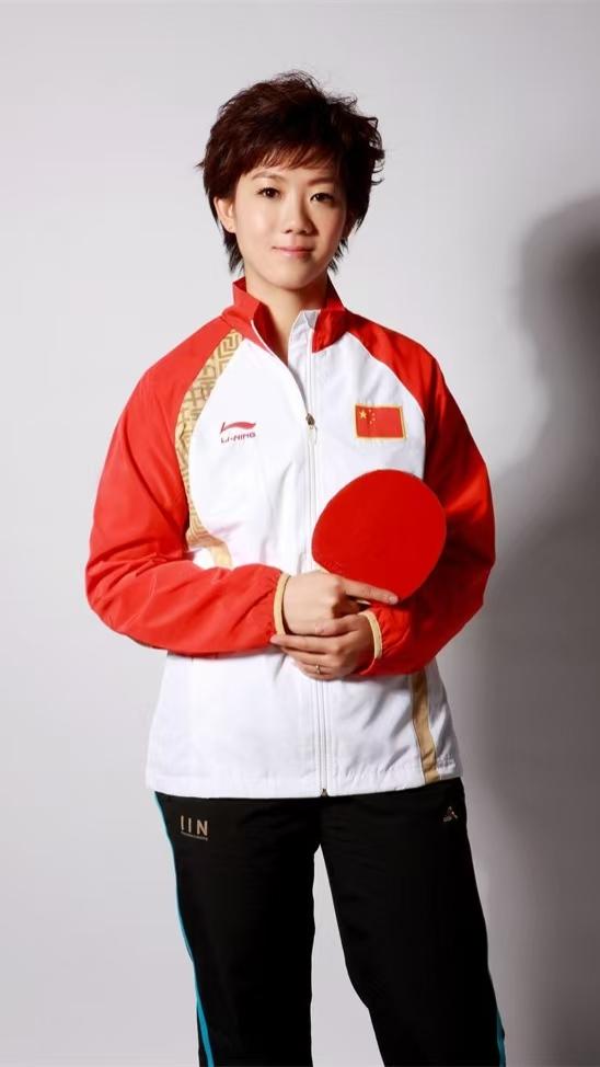 牛剑锋，河北保定人，前中国女子乒乓球队运动员，右手横板两面弧圈打法 。2003年
