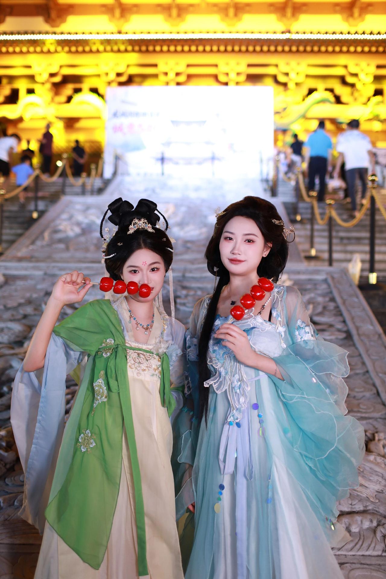 偶遇古镇，随拍一张少数民族服饰 古风古装 民族服装 古装国风