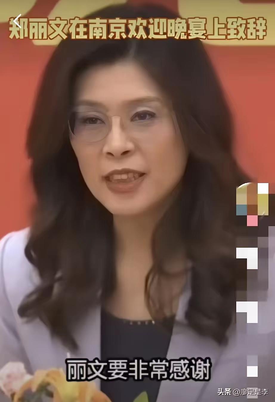 郑丽文在南京，为何全程低头念稿？真相让人肃然起敬
 
郑丽文的手，始终没有放下。