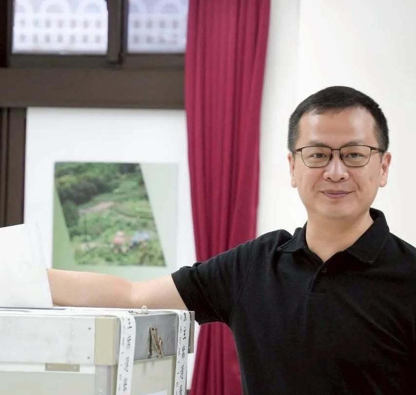 今天（9月18日）举国警钟长鸣，岛内亦不乏觉醒者！国民党立委罗智强在脸书发文，《