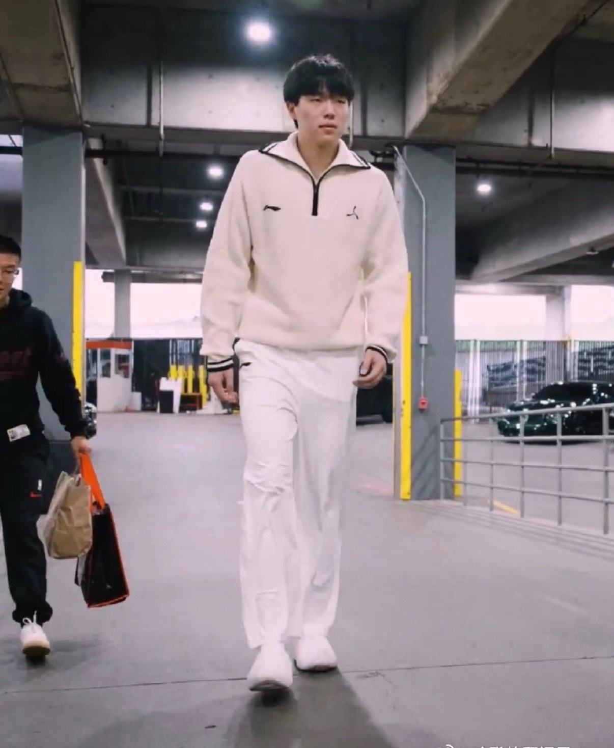 来了，等会十点杨瀚森迎来NBA生涯常规赛首秀，要面对的是森林狼的内线群。希望小杨