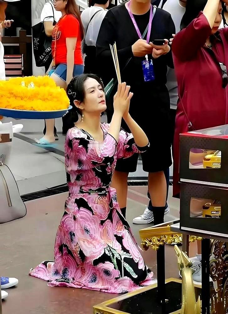 越有钱的人，越信这些东西？

谢娜和张杰两口子，事业家庭啥都不缺，还是悄悄跑去泰