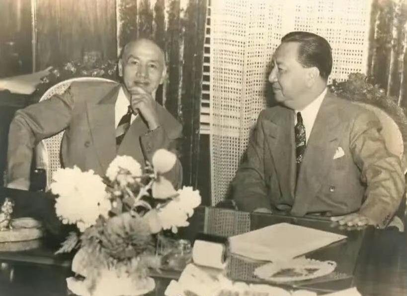 1949年7月10-13日，蒋介石访问菲律宾时，与菲律宾总统埃尔皮迪奥·季里诺会