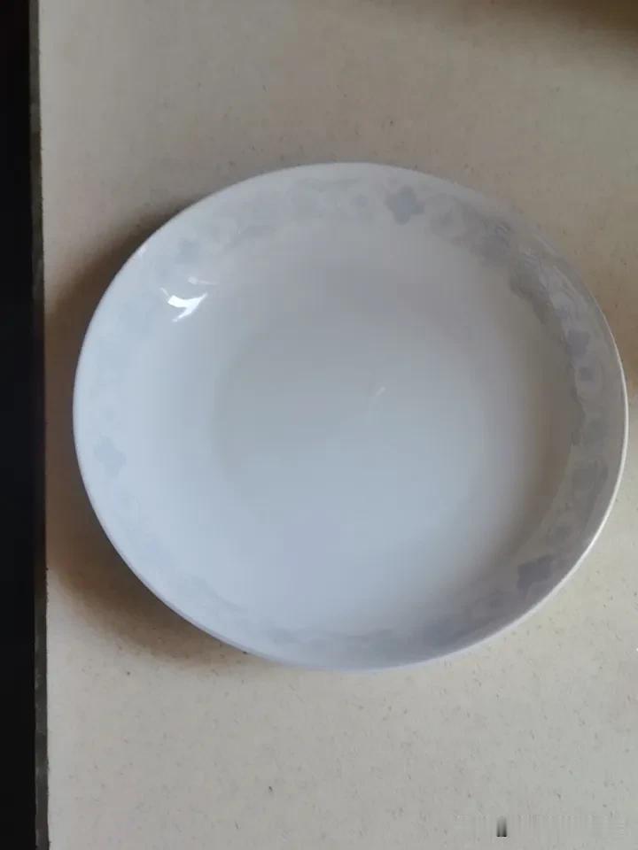 我和队友打赌，真没有想到啊😦是我输了。

前几天，物业通知武汉要来台风。我让队