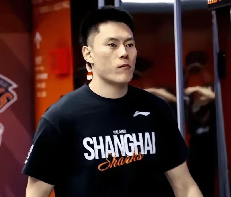 上海李宏权以2年1100万合同续约，这相当于于降薪100万，目前上海只用了两个顶