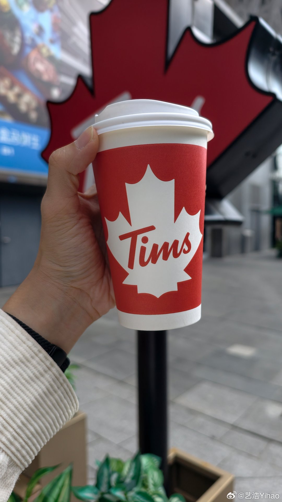 今天来杯Tims，别说我真的挺喜欢它们家黑巧美式，苦的香味和酸味都有，入口很顺滑
