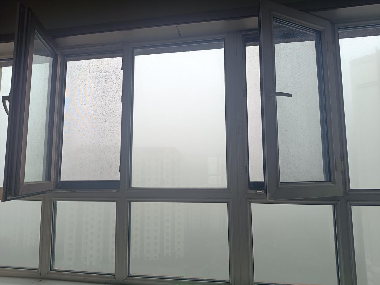 这是秋日常见的辐射雾，夜里地面降温，水汽凝结弥漫低空。无风的早晨雾色最浓，待到太