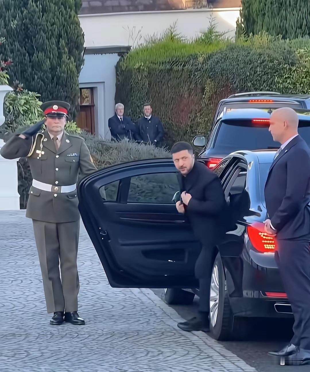 泽连斯基这“下车整装”的派头，戏骨基本功算是焊在身上了！从戎装换正装，十秒四谢，