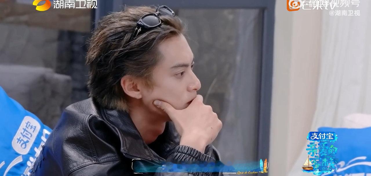 王鹤棣比求婚的人还紧张认认真真把戒指放进抽屉，仪式感拉满，态度特别稳重。亲爱的客