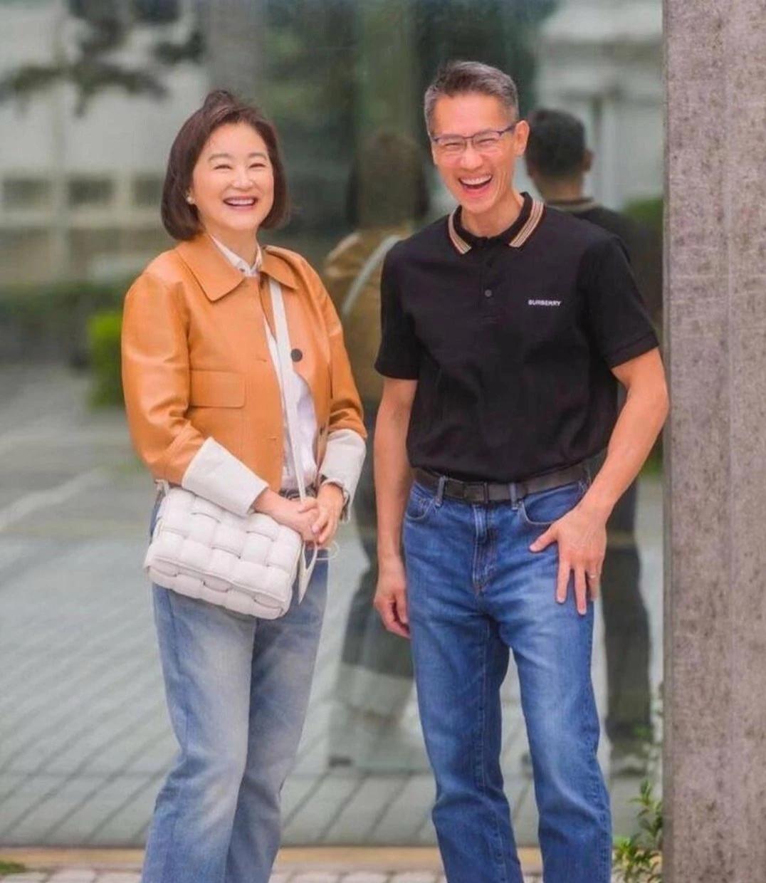 69岁的林青霞和台湾清华校长同框，看着真年轻，笑起来还是那么甜，满满的少女感啊！