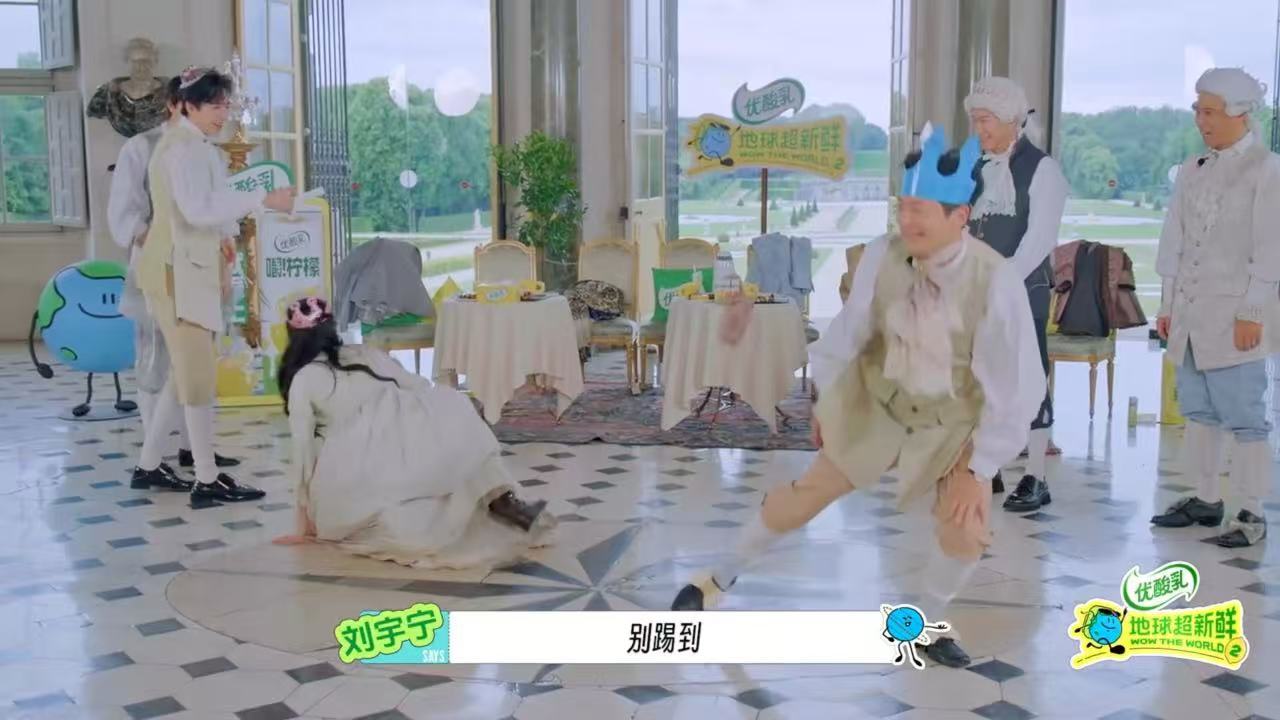 王玉雯在宋茜怀里撒娇刘宇宁保护王玉雯地球超新鲜轻松的游戏环节充满欢乐，郭京飞不断