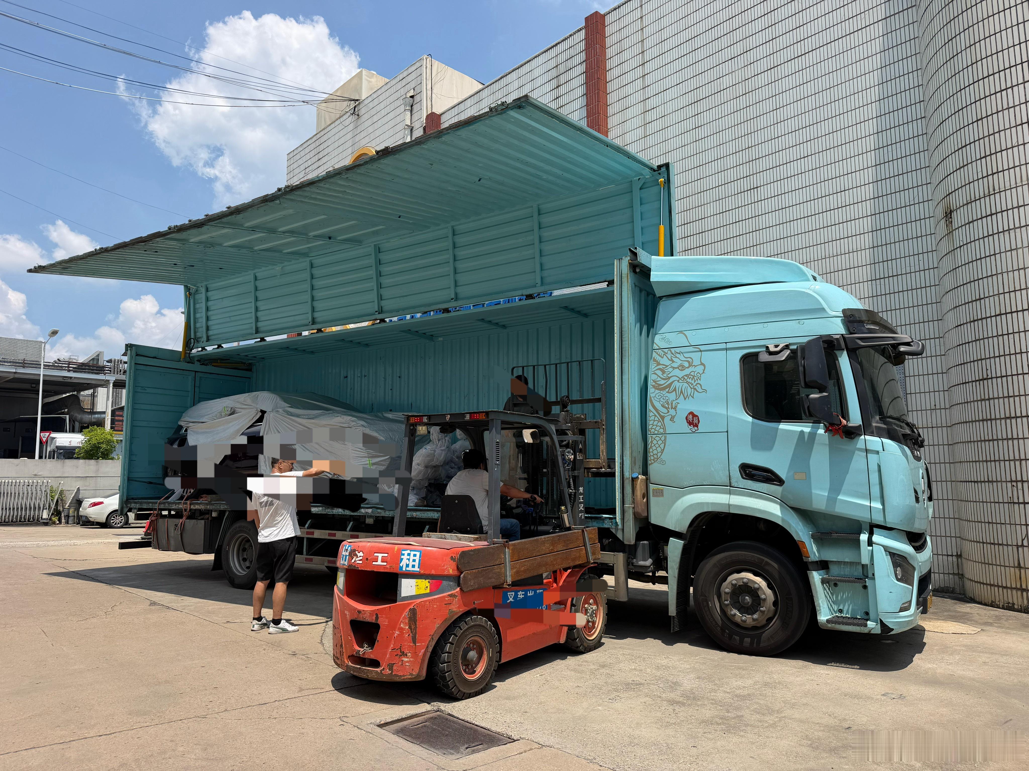 开始备战成都车展了！拆一台还没上市的新车，挂在车展现场！ 