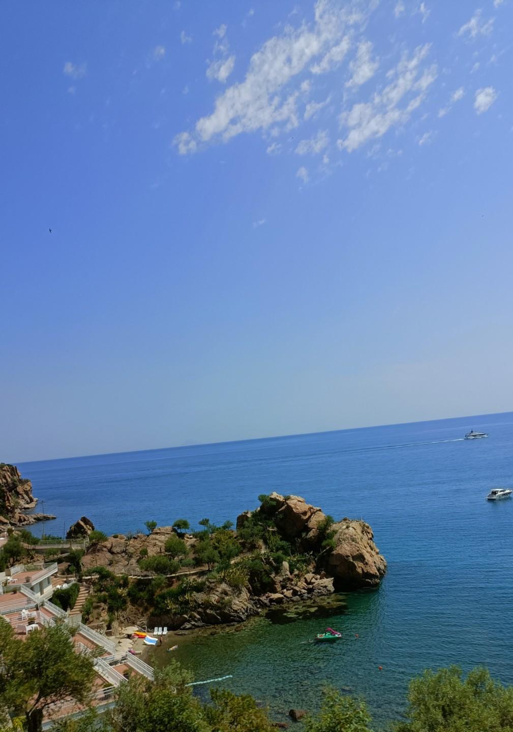 蓝天白云下的海滨度假胜地，宁静的海岸线，让人心旷神怡。
上联:碧海潮生湧，
下联