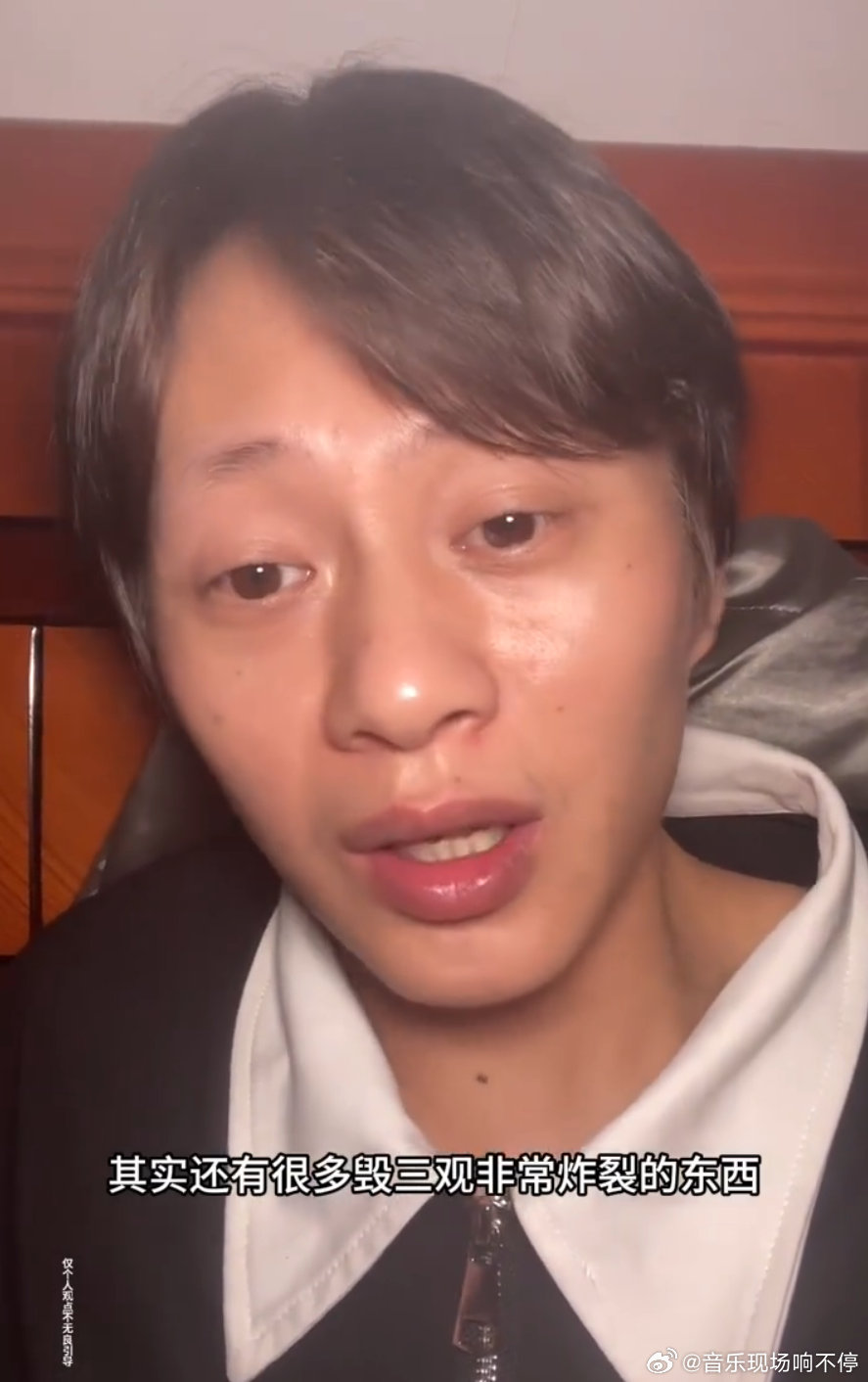 曝男艺人酒后发酒疯脏话连篇曝男明星在片场踹男助理 台前光鲜，台后失态，这种割裂已