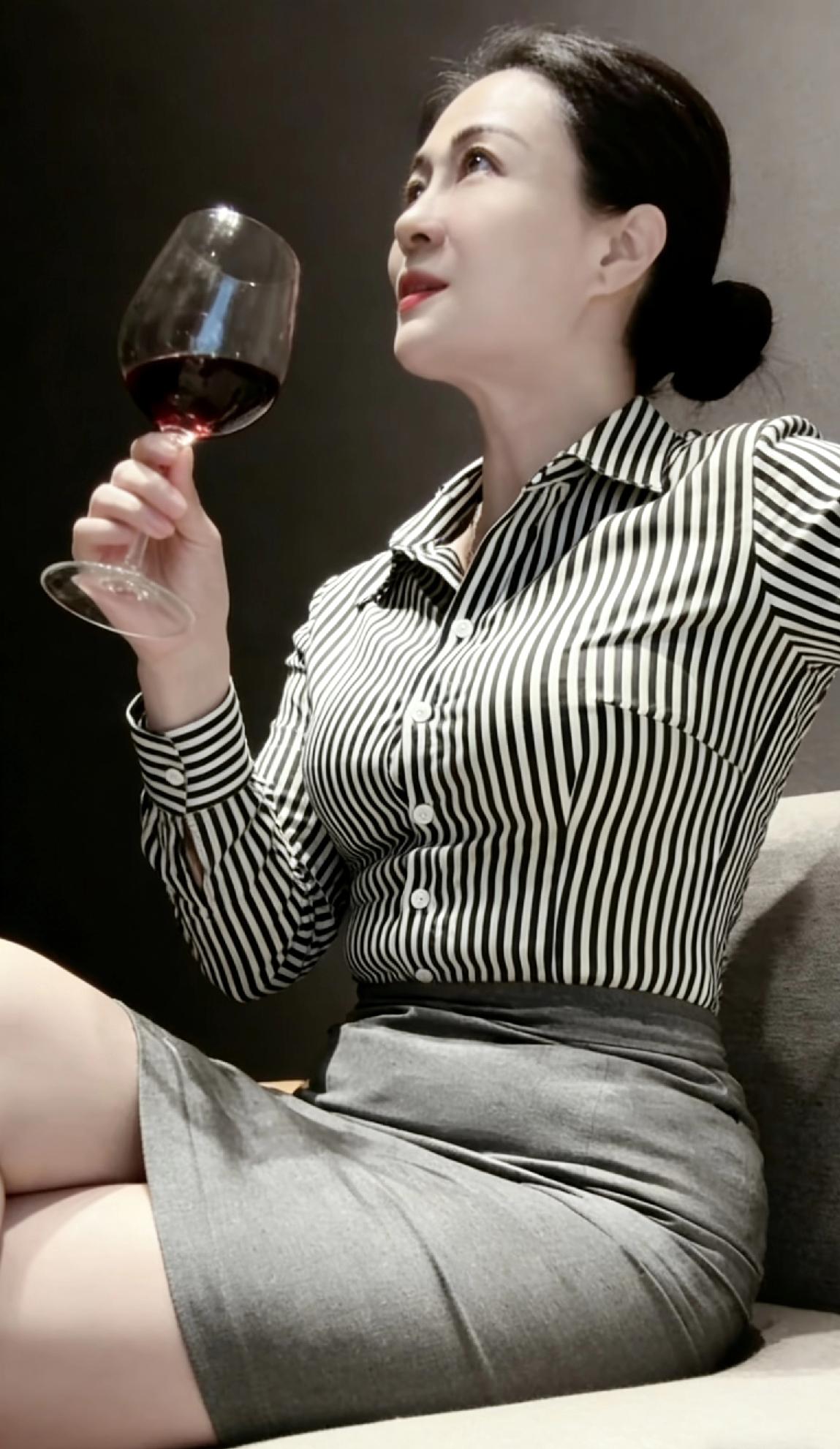 端起酒杯敬过往，酒入喉时愁暂藏，酒醒依旧扛生活，若有千言无人讲，便让酒液代衷肠！