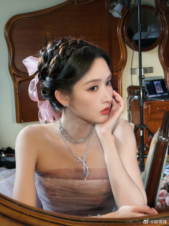 王玉雯这组图越看越上头 抱着兔子玩偶的她眼神软乎乎的，像童话里的小公主，慵懒又温