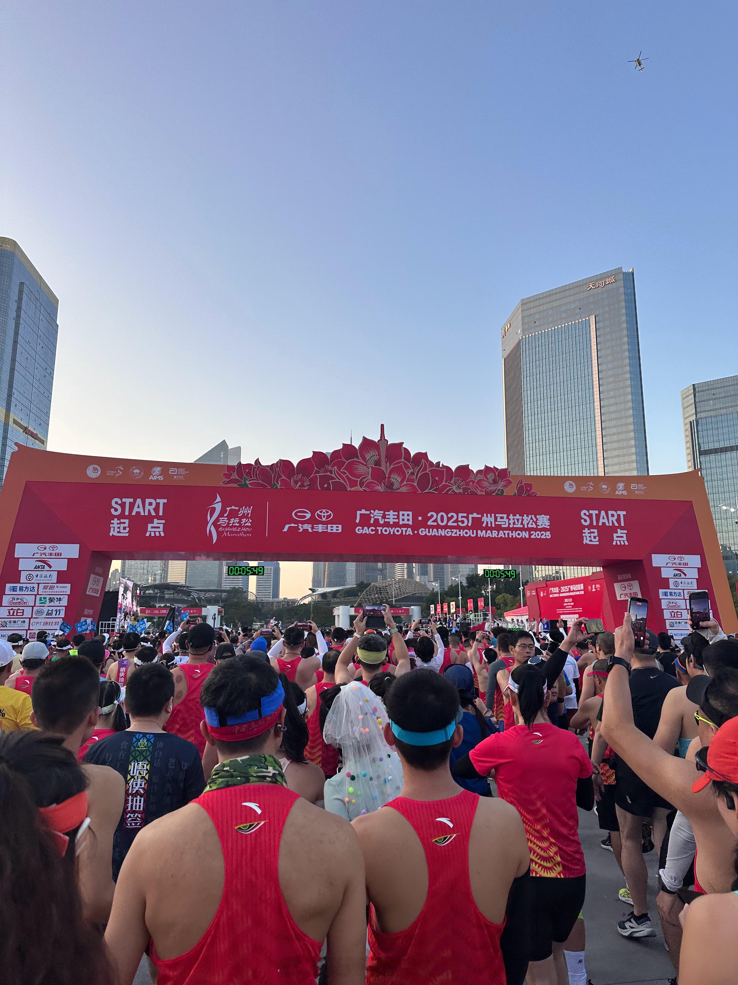广东把冬至过成夏至确实太热了，一路上都是穿背心的汉子，这2025广州马拉松 刚好