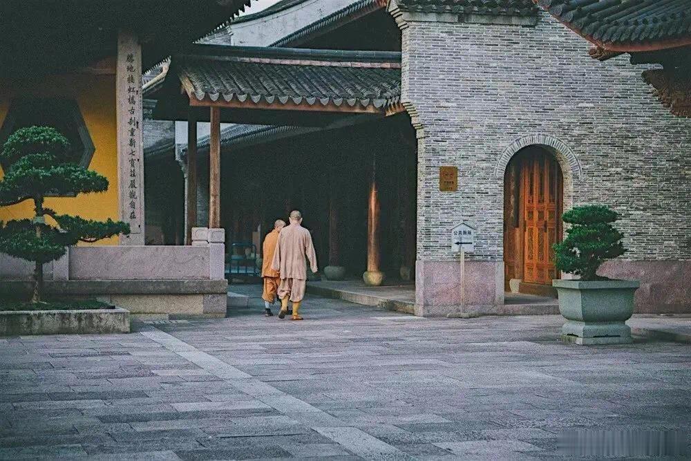 善分内外，微光皆重·默斋主人原创散文世人之善，大抵两类：一为根植肺腑、不求回馈的