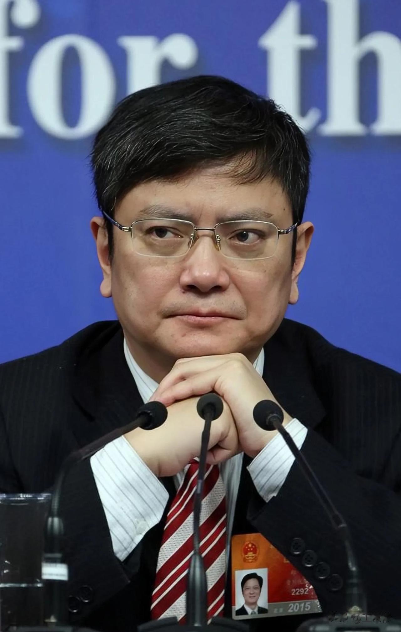郑强怼人，丝毫不留情面！

青岛大学演讲时，一位领导背着手，在会场后面走来走去，