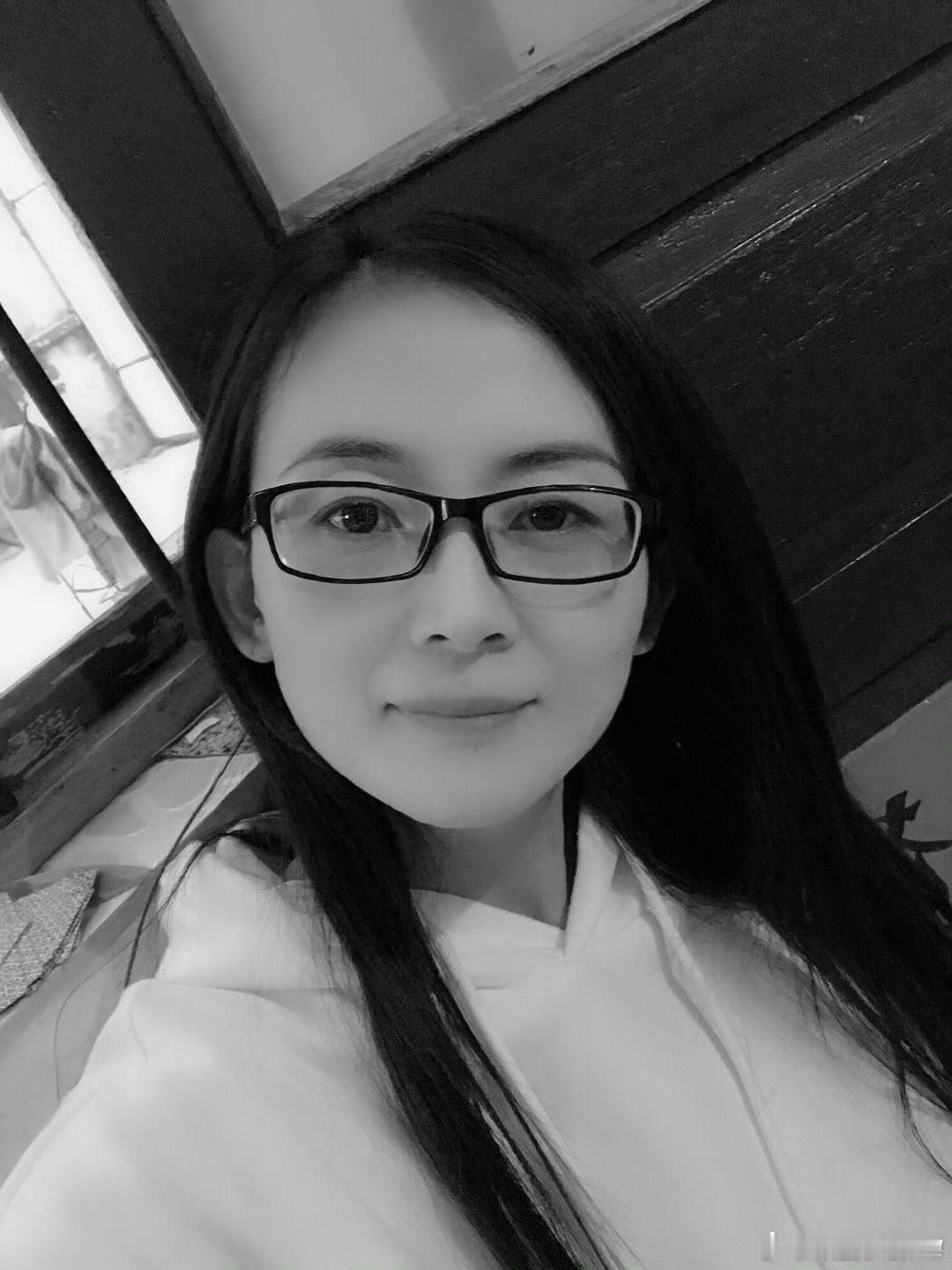 这张黑白你自己调的，也不错呢 