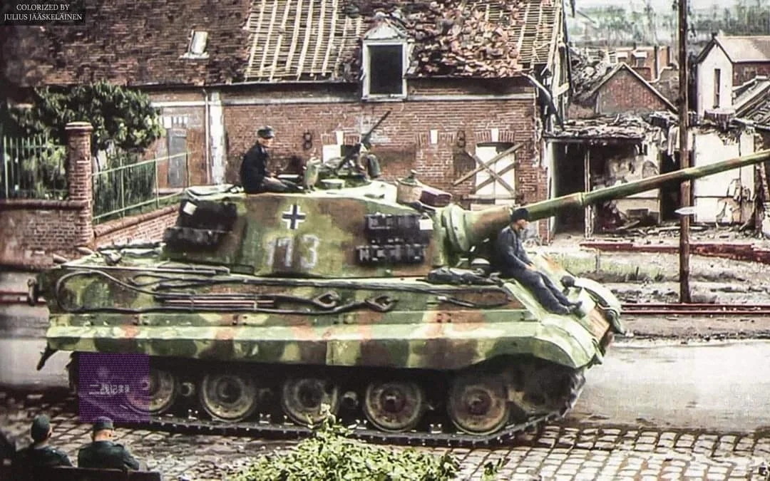 图中的虎王Tanzerkampfwagen Tiger II（8.8厘...