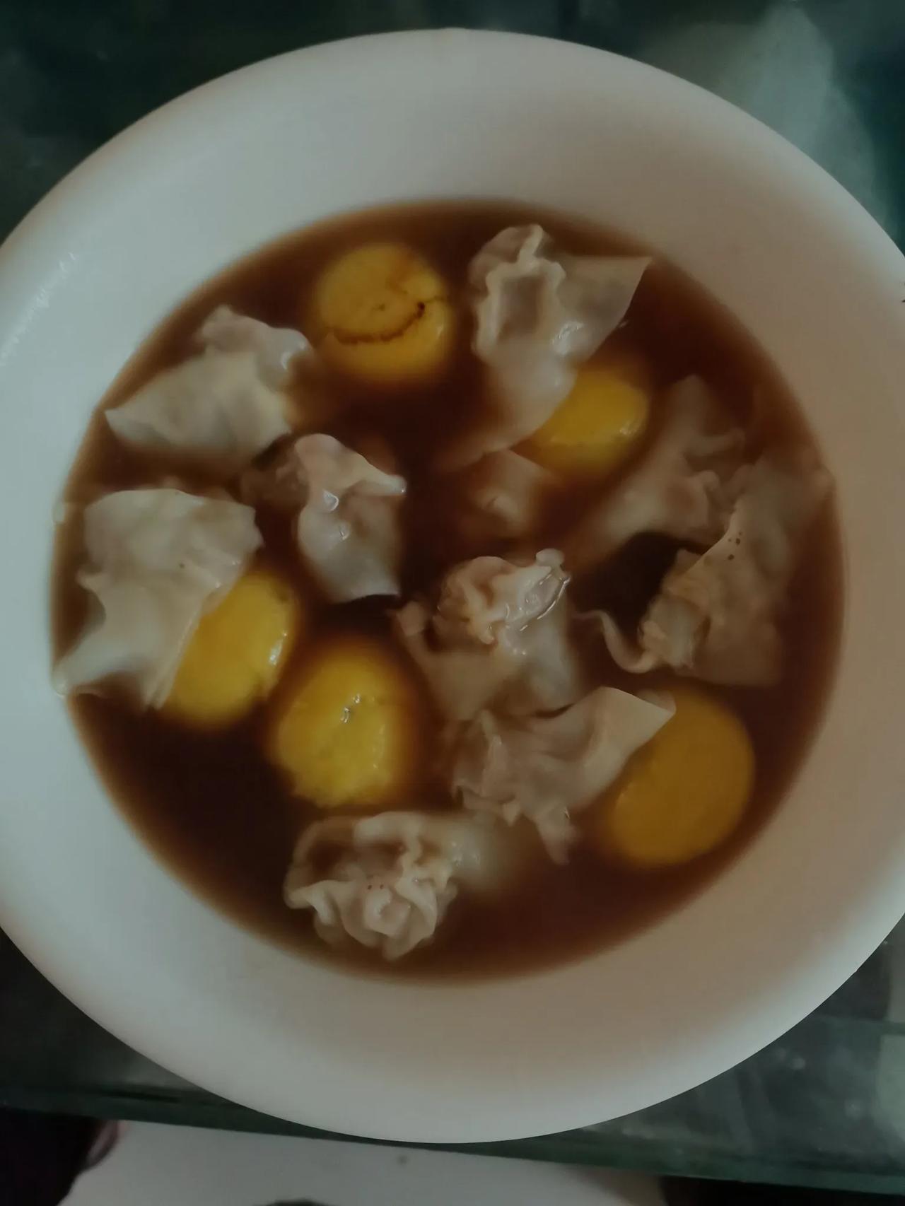 我的早餐:
五个大黄米黑芝麻馅汤圆
八个虾仁馅馄饨
放了点红糖，据说吃糖能让人快
