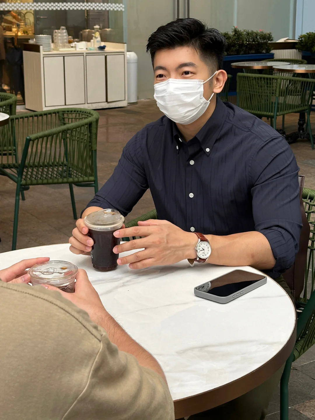 客户问说夏天穿长袖衬衫热不热？