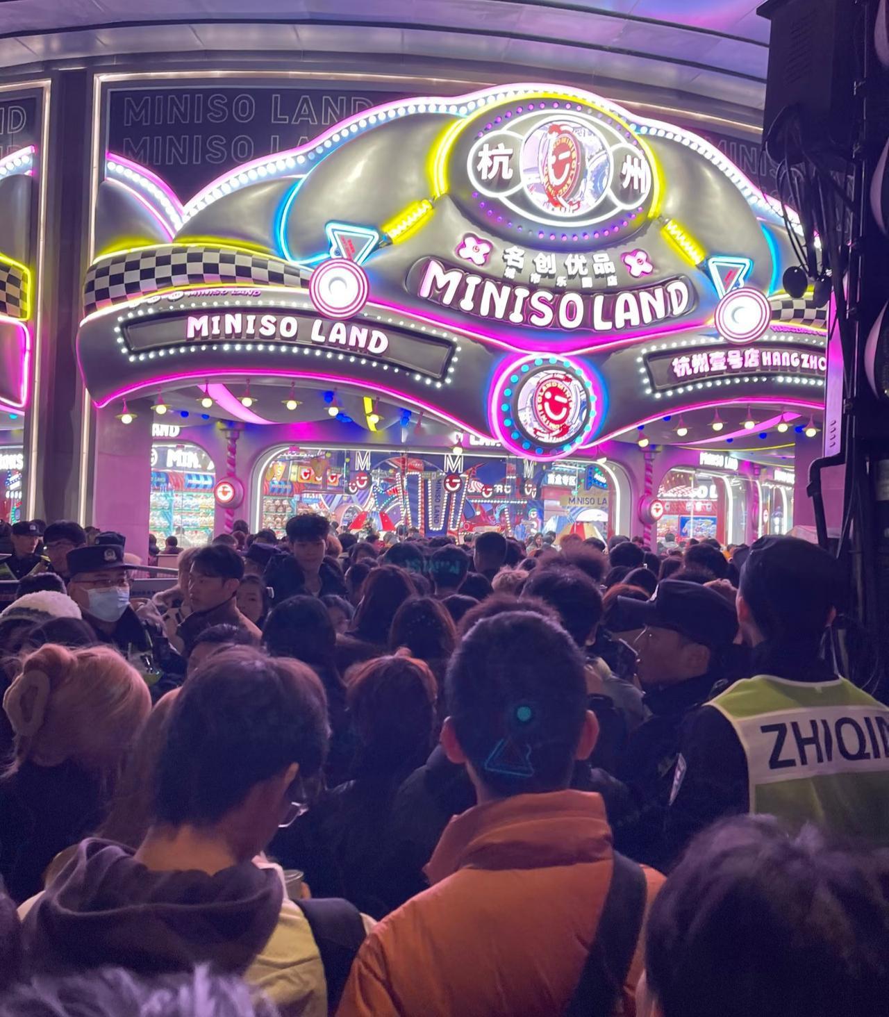 实况 丨 龙翔桥今晚得有一亿人！
现在才8点左右
龙翔桥就已经人满为患了
这是我