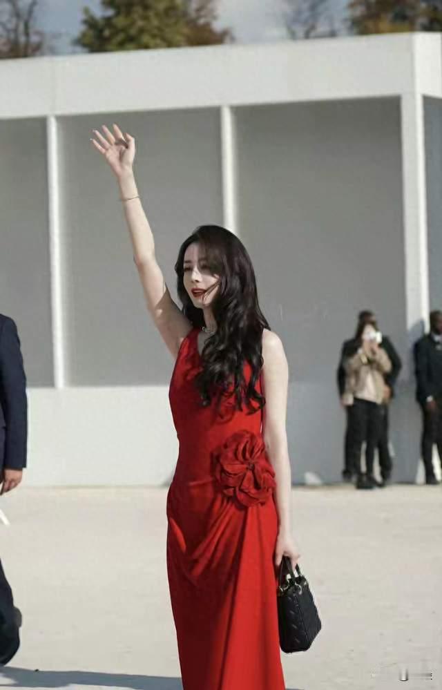 迪丽热巴巴黎红裙封神：真正的美，从不用迎合大众