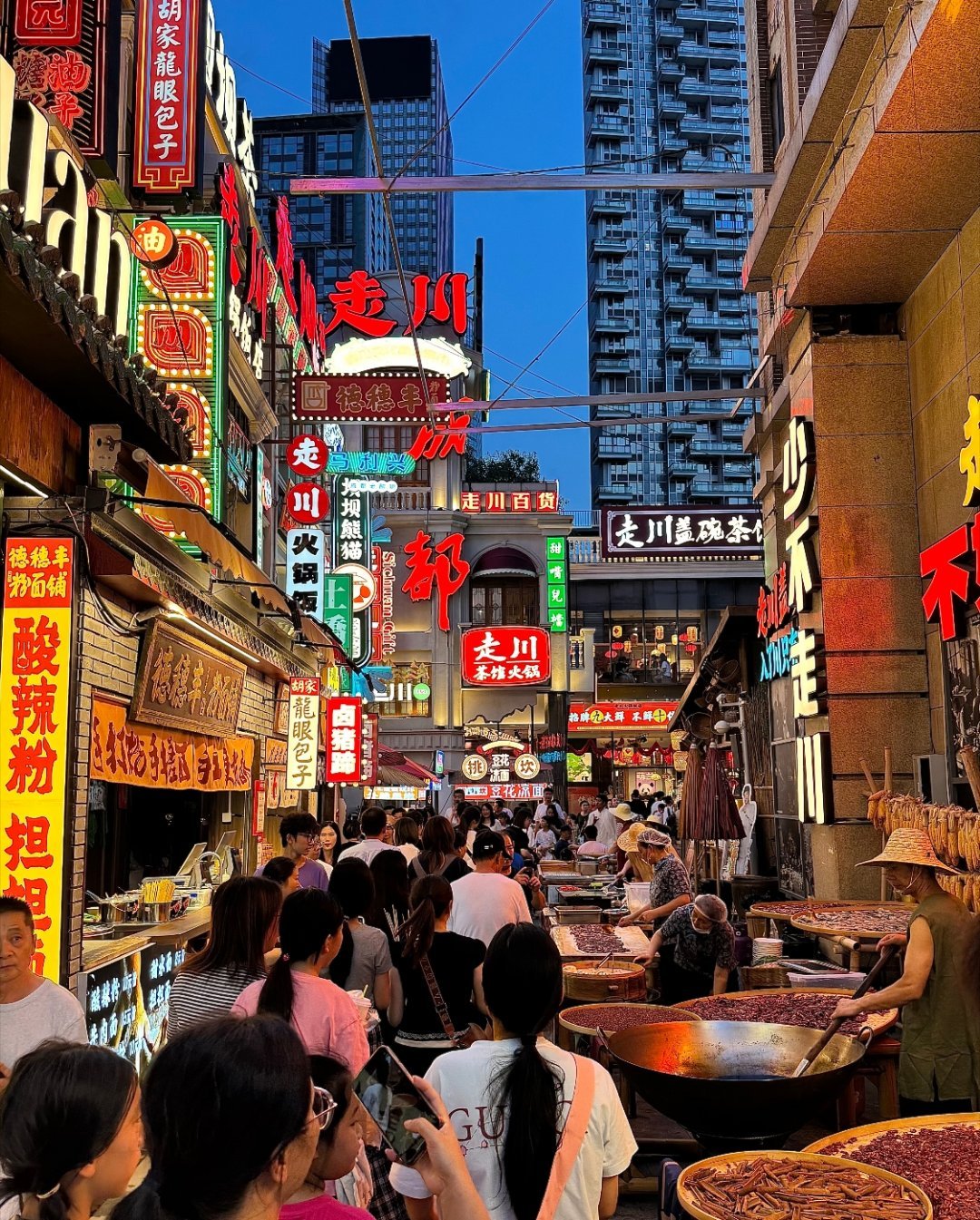 被成都的极限挑战硬控了看完这期最大的感悟，一座城市最好的样子，就是既能躺平享受生