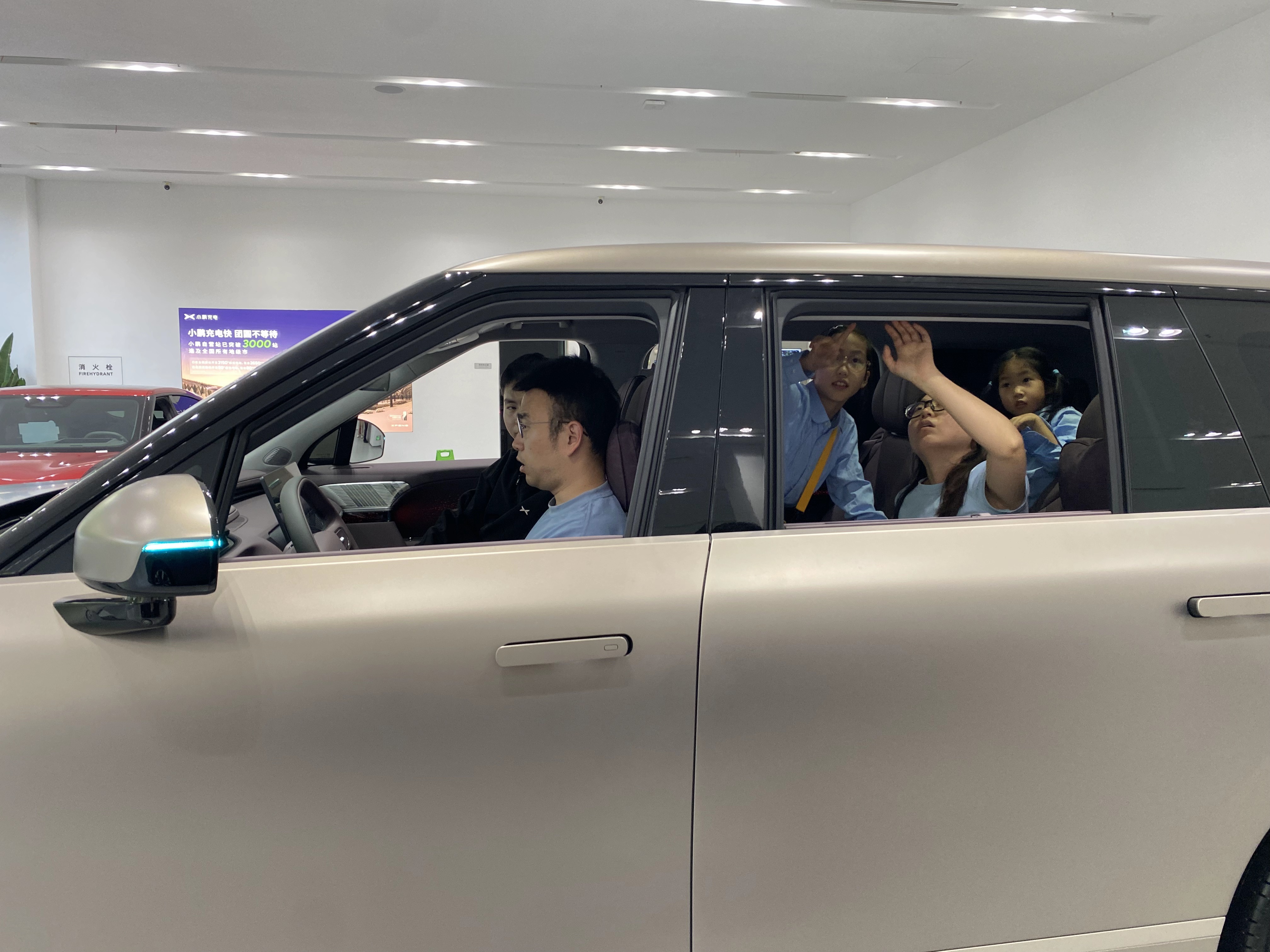 小鹏GX的车内空间确实大啊，感觉家用的话还是全尺寸SUV最好。 