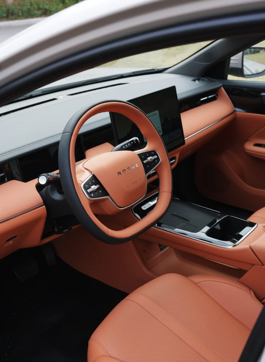 车圈已经癫成这样了帮大家梳理几个硬核干货：1. 空间越级： 定位是A级家轿，但2