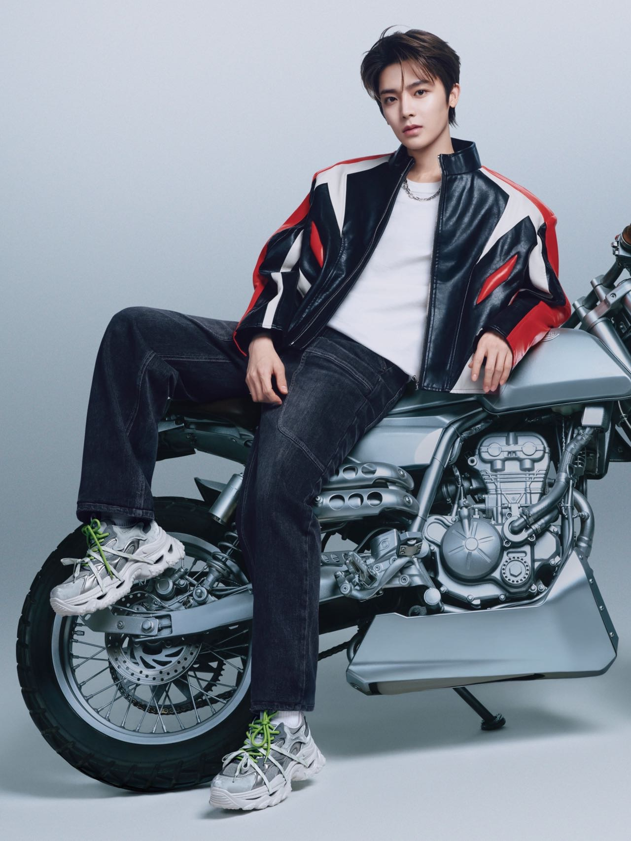 侯明昊THX 侯明昊 in AXYPAGES复古水洗黑直筒牛仔长裤侯明昊 公关咨
