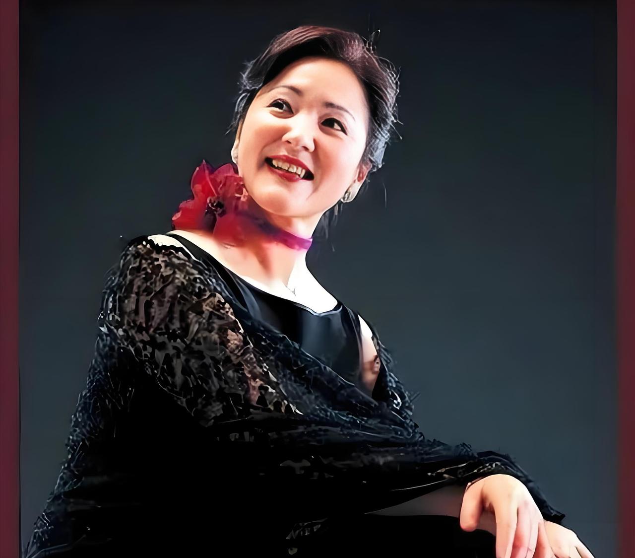 上世纪八十年代，广东歌坛有位知名女歌手安李，她当年与唐彪组成黄金二重唱组合，红透
