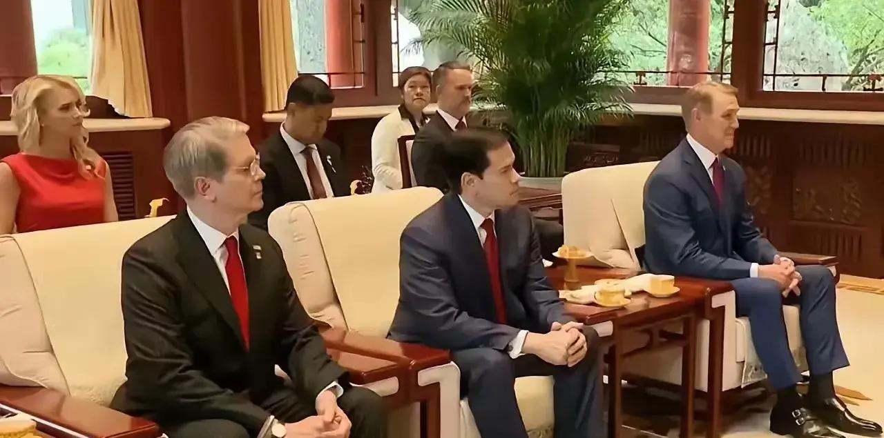 镜头前常把轻松写在脸上的美国政客，到了中国大陆，状态往往立刻变了。不是表情管理失