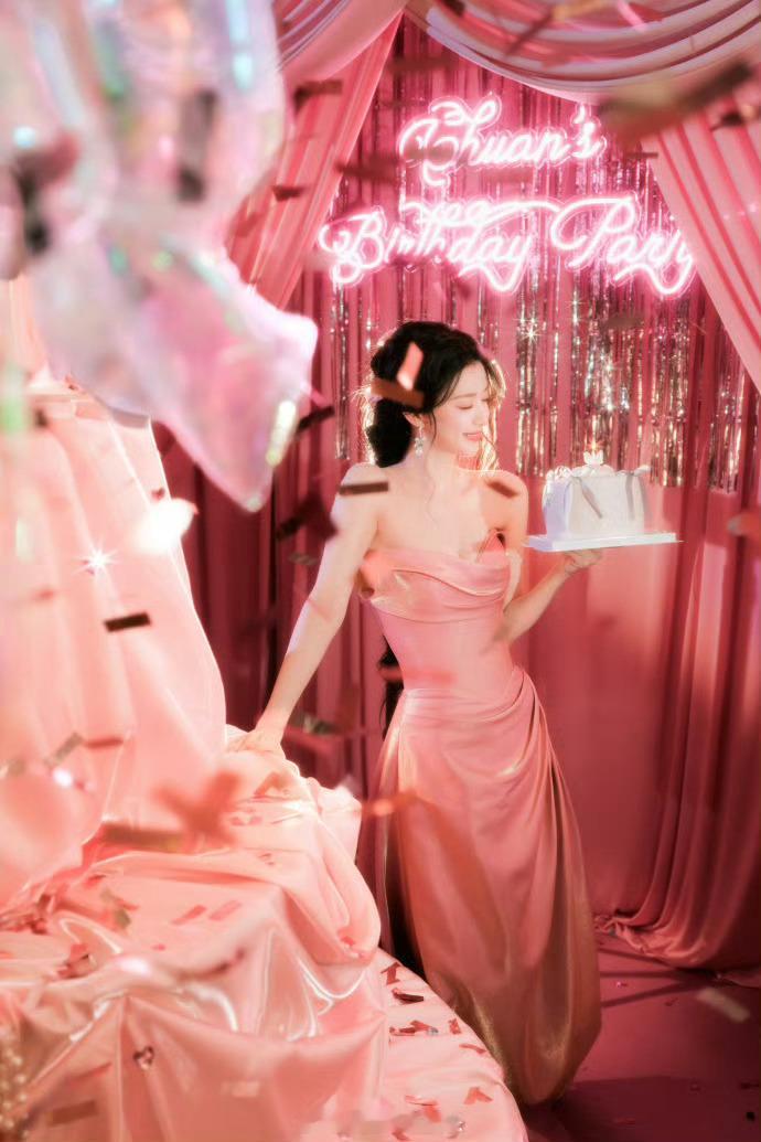 王楚然顶着满头蝴蝶结 王楚然粉色抹胸裙自带浪漫buff，真甜到心巴了 