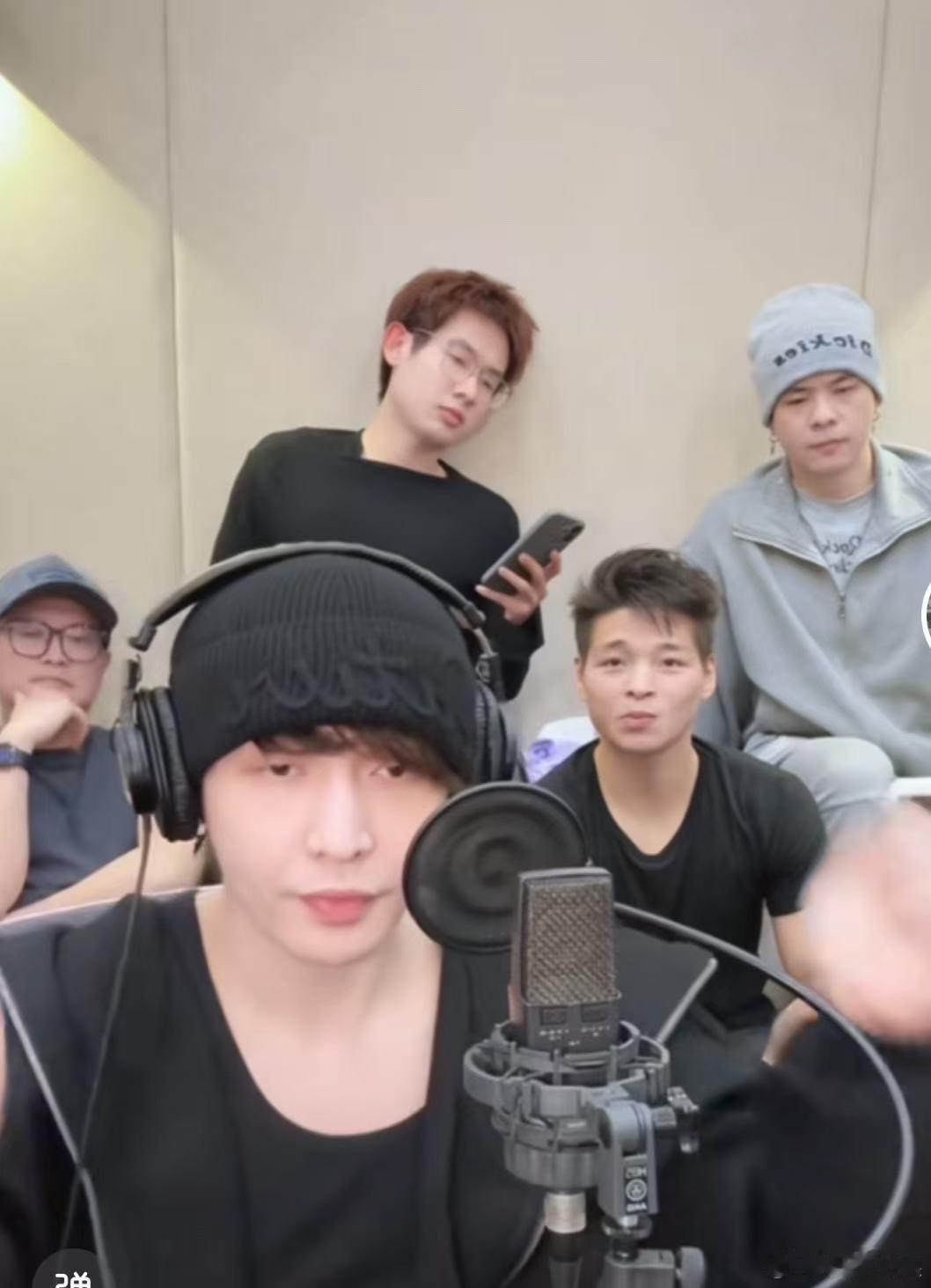 张艺兴一起跳起来张艺兴说啥呢张艺兴一起跳起来，哈哈啊哈好抽象，我不行了 