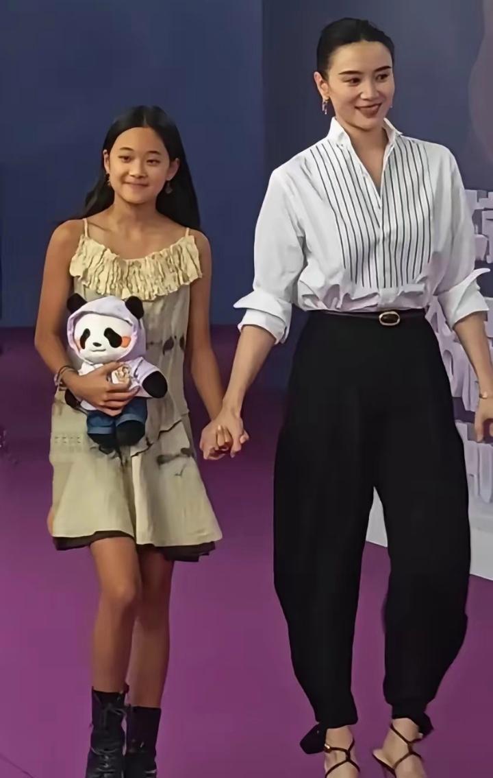 亲妈没到场，闺女照样撑起全场