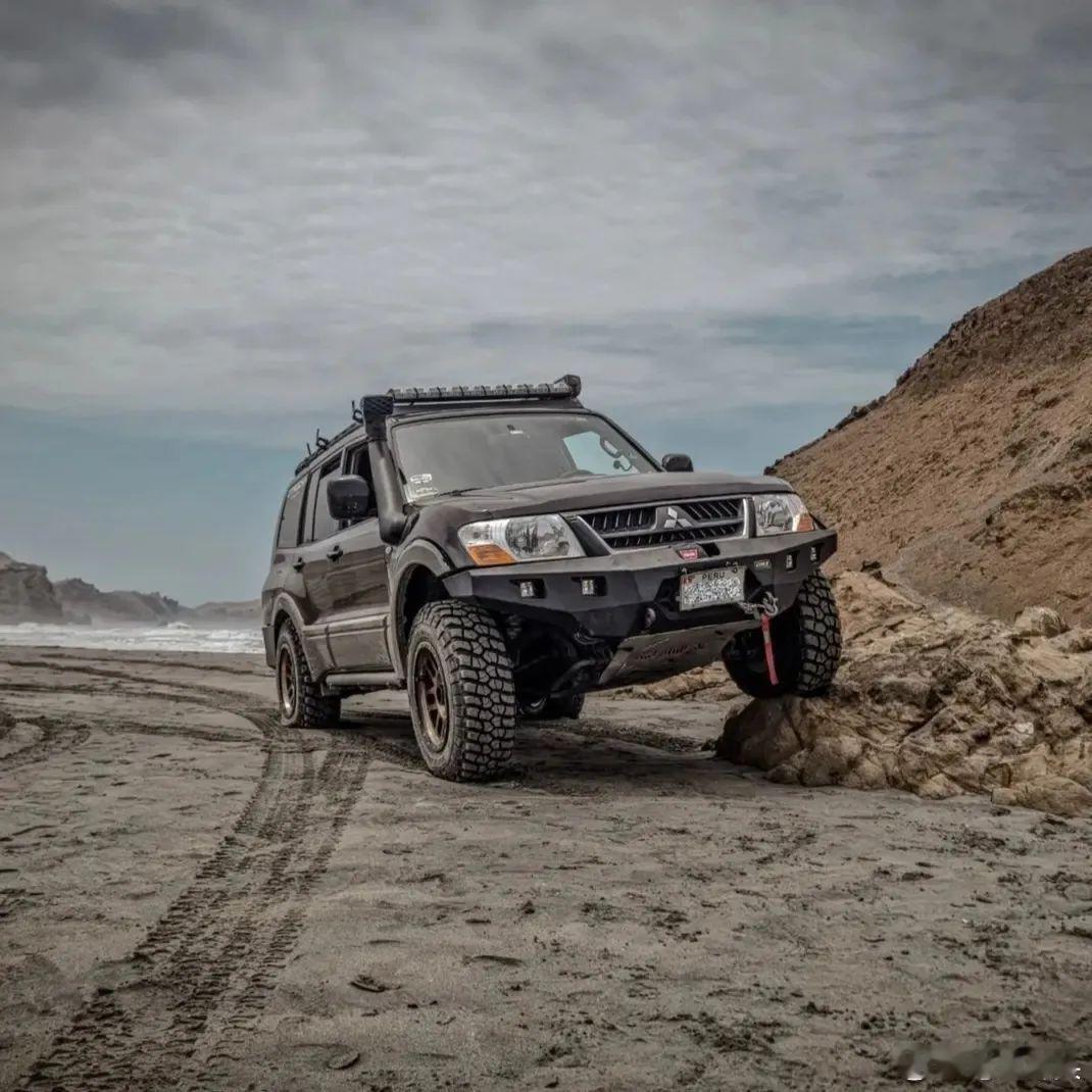 #帕杰罗[超话]# Montero 备胎没钱换了[哈哈]#MitsubishiL