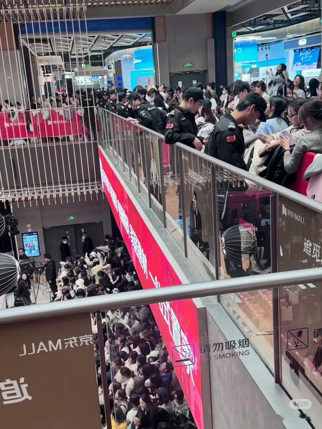张凌赫今日线下活动人气好高！好多人呀[好喜欢] ​​​
