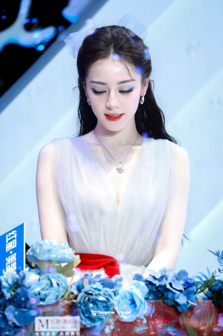 魏哲鸣站姐拍的迪丽热巴好绝我天，这完全就是公主来的，也太美了。谢谢魏哲鸣的站姐让