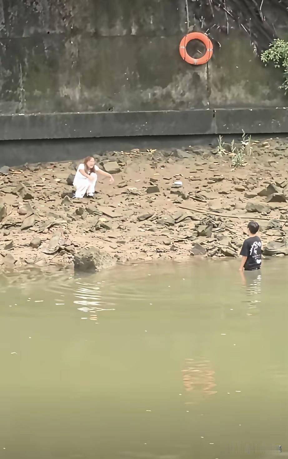 男孩把妈妈拿捏死死的！
男孩很叛逆，与妈妈发生了争执，然后男孩竟然跳进河里，以死