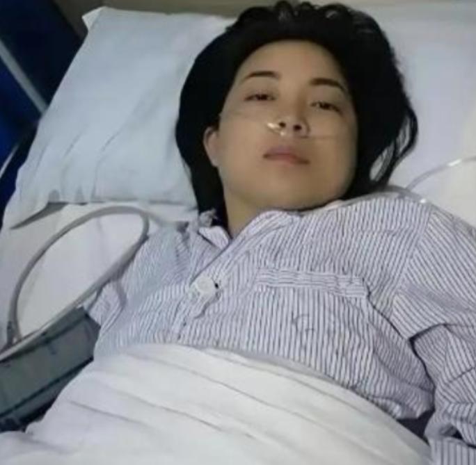 江西24岁女子病逝，未婚夫垫付30万治疗费，办完丧事准备离开，女方父亲递来一个红