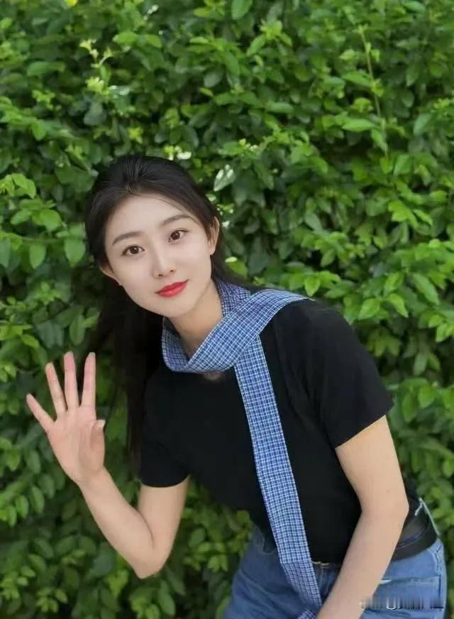 世事纷杂，但你若澄澈，世界就会干净，你若单纯，世界就会美好。

​