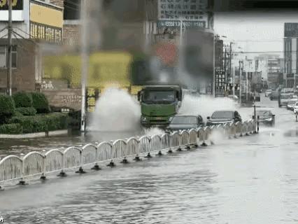 小车开得快怕排气管进水，这土方车开这么快纯粹就是坏，这大车司机就是一个缺德货[发